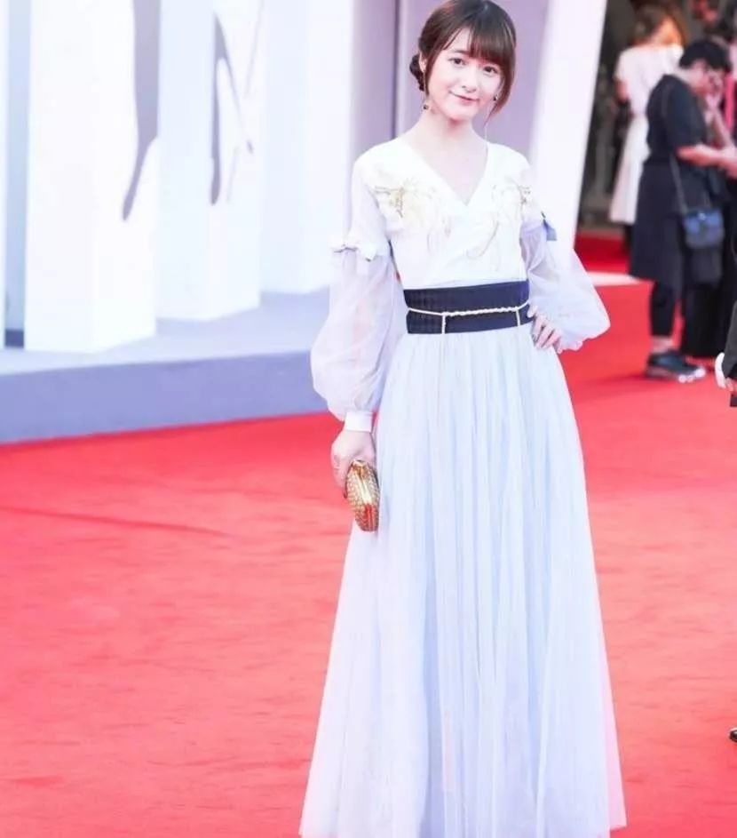 22岁“星女郎”徐娇近照曝光，脸变长似发面馒头