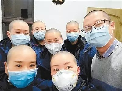 一位医护人员在长发剃掉时掉下了泪水 疫情就是命令,防控就是责任.
