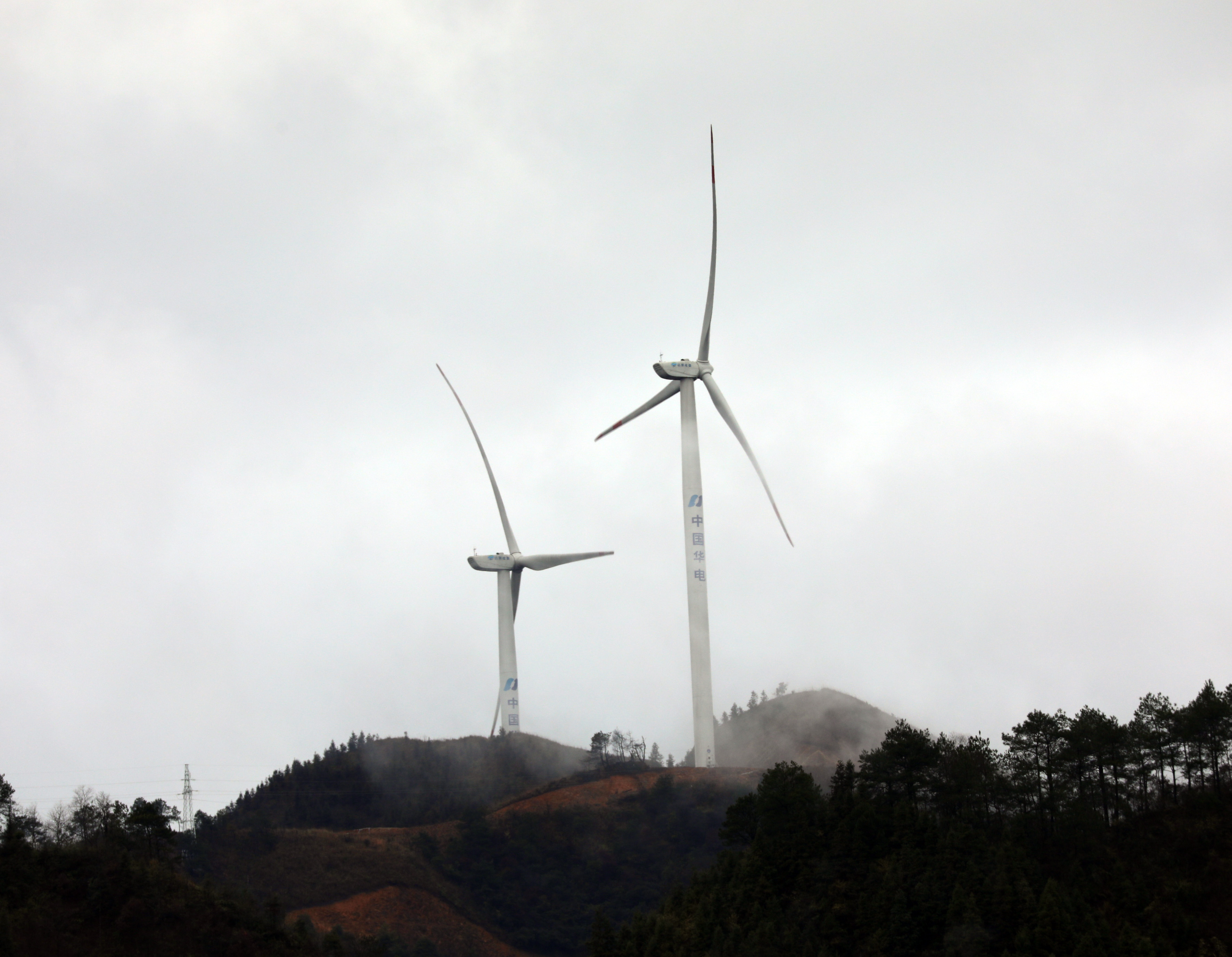 广西融安:山区风力发电成为当地一道亮丽风景线