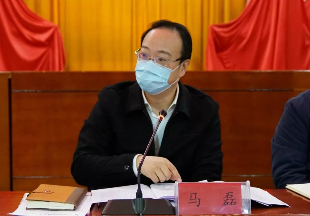 马磊在十二届县委常委会第127次扩大会议上强调疫情防控和脱贫攻坚
