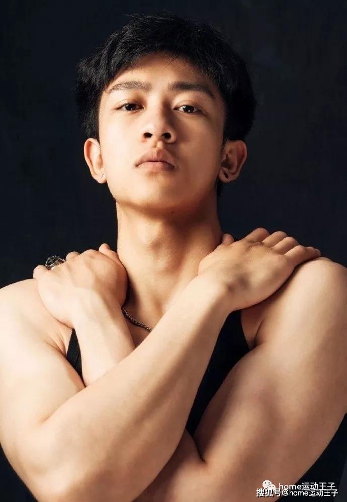 小哥哥八块腹肌倒三角黄金比例,青春洋溢彰显少年气