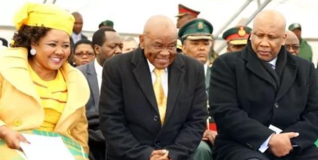 该国第一夫人遭通缉后自首 被指控谋杀首相前妻