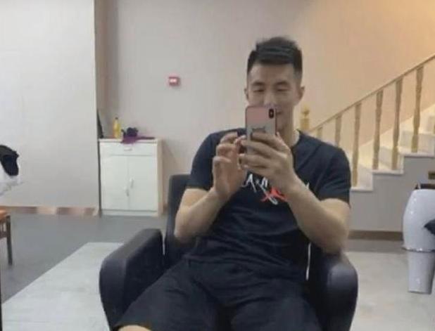 CBA一夜四消息！郭艾伦惹争议，哈里斯解约，任骏飞烧腊店恐破产_刘泽文