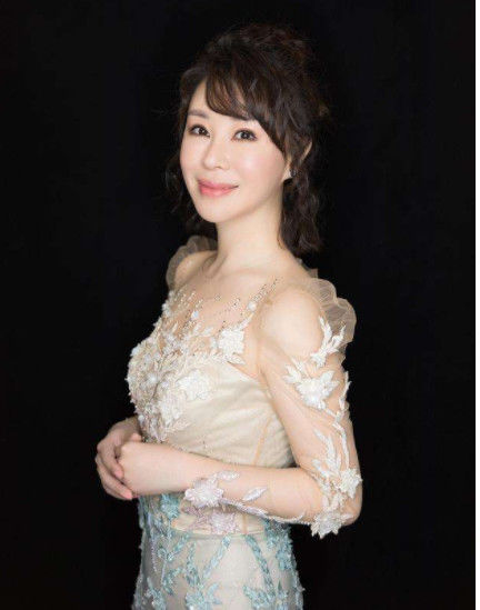 因春晚一夜爆红，却不顾家人反对嫁大37岁的富商