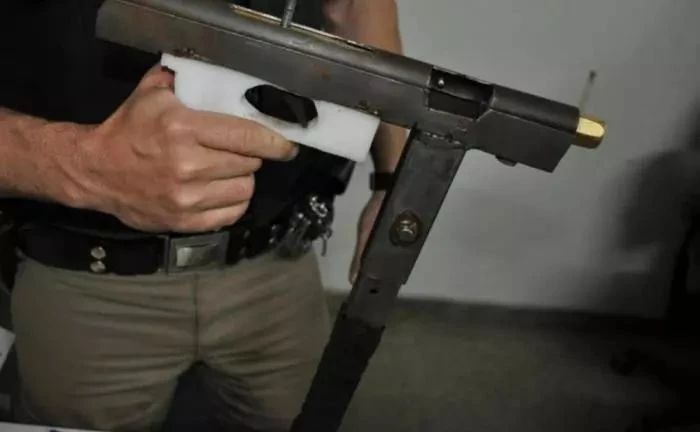 美国警察缴获的自制武器,水管枪真的不算啥,枪管绑着木头见过吗?