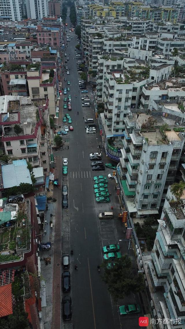 2月10日,海珠区盈丰路,大量的士停靠在路边暂停营运.