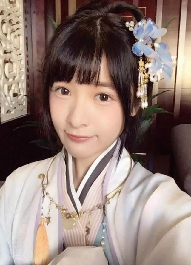 22岁“星女郎”徐娇近照曝光，脸变长似发面馒头