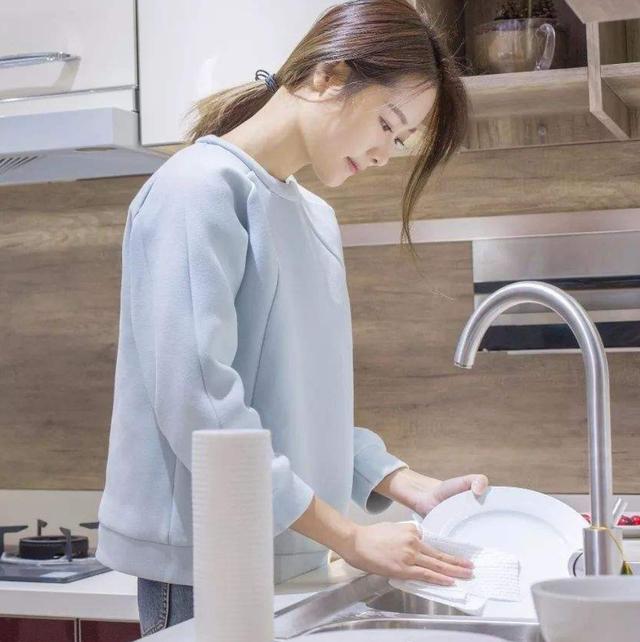 “宅在家里，和妻子相处10多天后，我突然不敢提