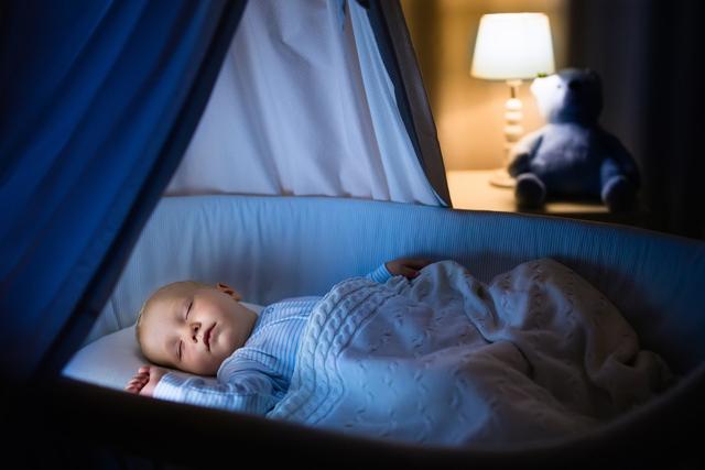 宝宝几个月可以关灯睡觉？小夜灯到底影不影响睡眠？