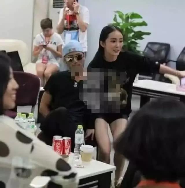 赵丽颖黑历史被扒,与男星挽手又贴脸,网友群嘲:换杨幂