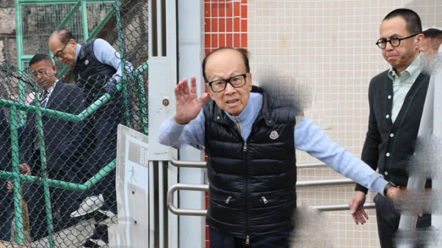 李嘉诚捐1亿抗疫,曾被批一毛不拔,香港几大富