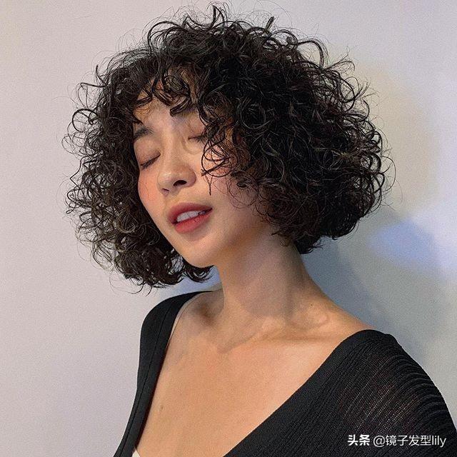 2020羊毛卷这样烫,无论胖瘦都洋气,适合头发细软少的
