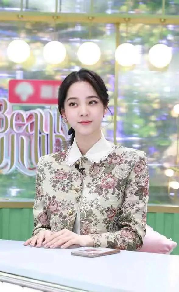 35岁戚薇穿粉色吊带比22岁宋祖儿还嫩!蓬蓬裙秀漫画腿不输baby 35岁戚薇穿粉色吊带比22岁宋祖儿还嫩!蓬蓬裙秀漫画腿不输baby