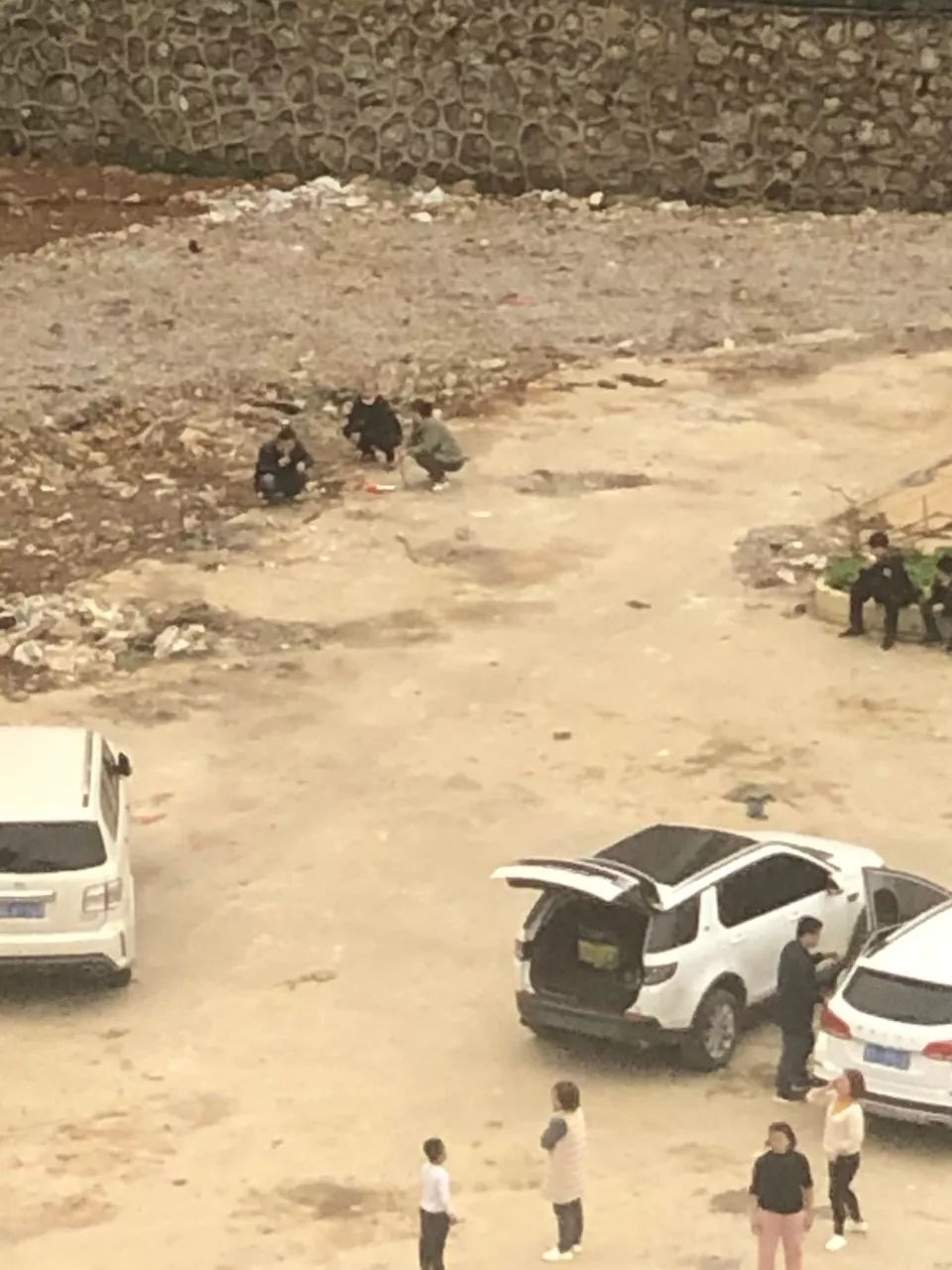 突发丨下午一点!桂林一小区17人遭警察包围!事