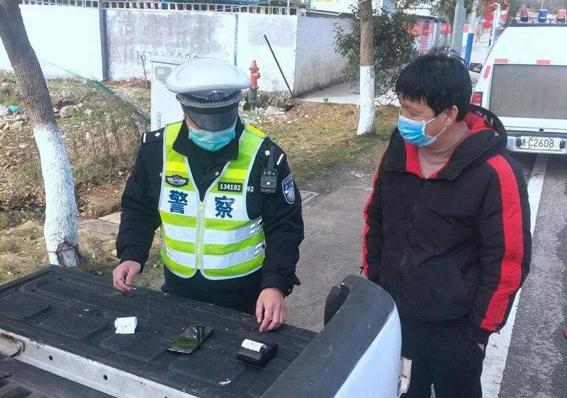 瑞安交警设卡检查违规上路车辆,处罚!