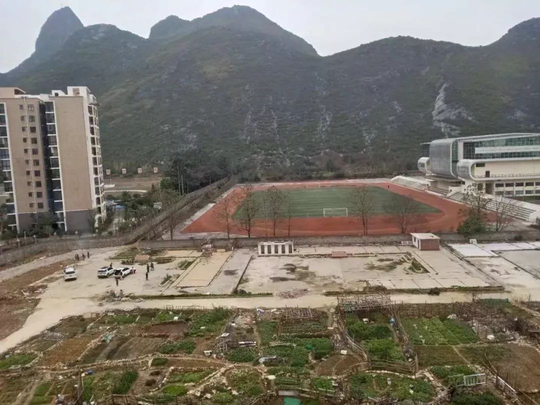 突发丨下午一点!桂林一小区17人遭警察包围!事