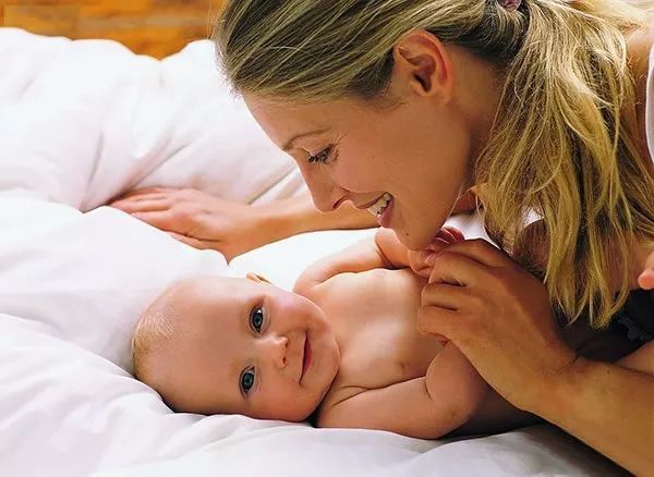 宝宝几个月会爬起来自己坐 39ca3cb4126942e980e6fcd3e4bfd349.png