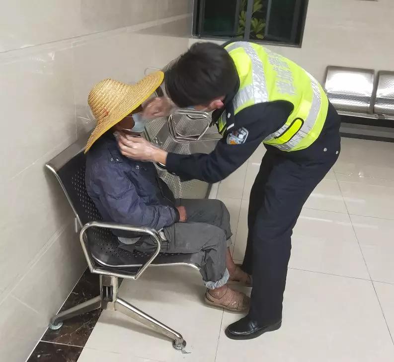 民警老人口罩_老人戴口罩