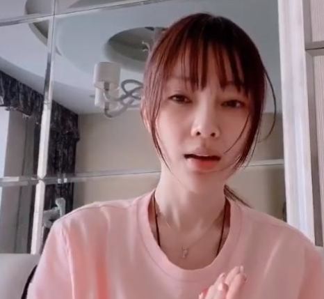 李小璐放飞自我，宅家自拍不洗脸，迟迟未捐款