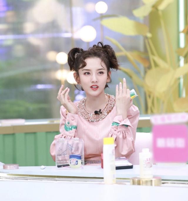 35岁戚薇穿粉色吊带比22岁宋祖儿还嫩!蓬蓬裙秀漫画腿不输baby 35岁戚薇穿粉色吊带比22岁宋祖儿还嫩!蓬蓬裙秀漫画腿不输baby