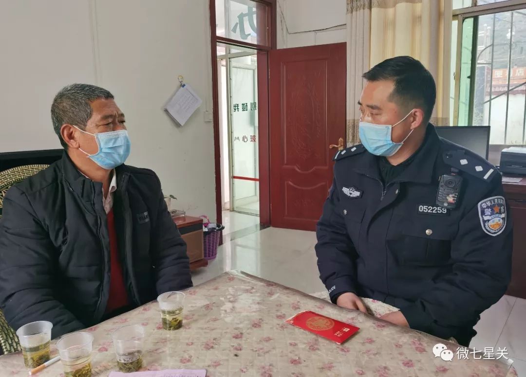 部队军人口罩_戴口罩军人照片(3)