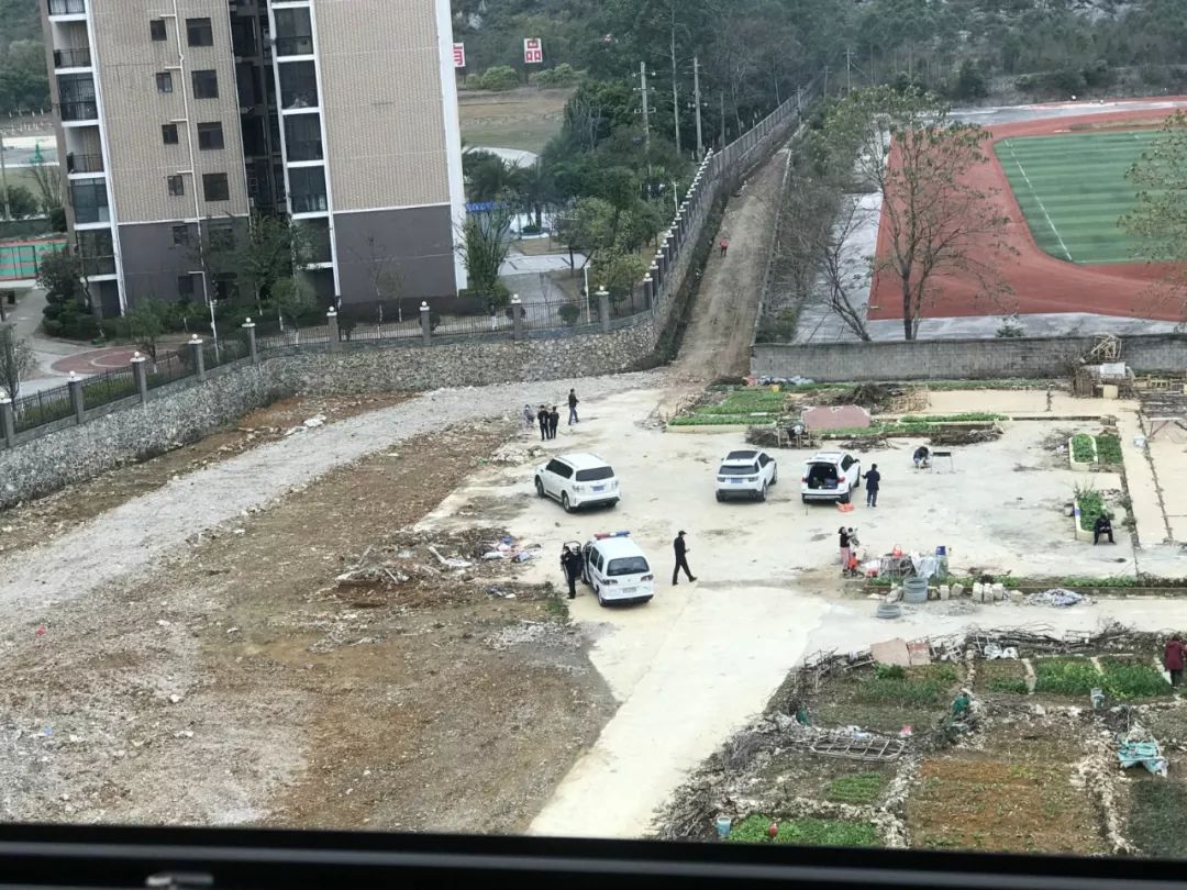 突发丨下午一点!桂林一小区17人遭警察包围!事