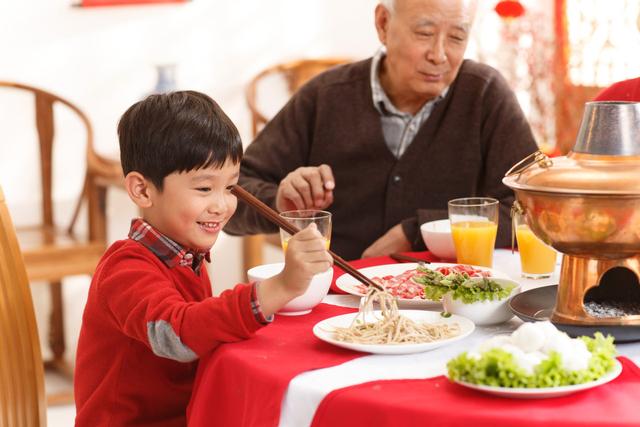 「晚晚育儿」春季长个，奶奶好心耽误孩子，从三方面入手让孩子猛长个