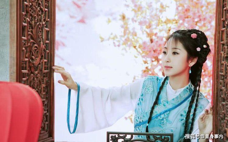 她是央视第一古典美女，丈夫为她抛妻弃子，继