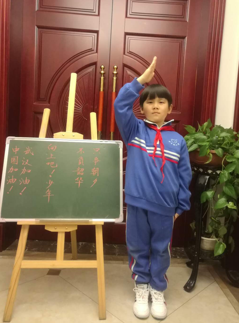 长沙砂子塘小学:"升旗,敬礼!" 孩子们迎来了线上开学典礼