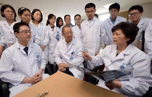 女子自服感冒药后症状消失，却无故牵连至11人，