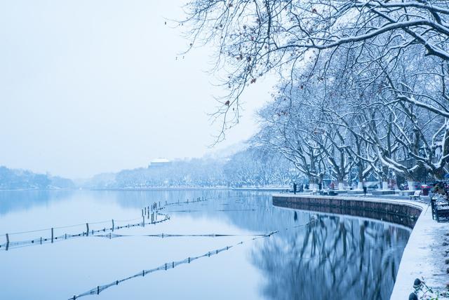 断桥残雪是西湖上的景色,以冬雪时远观桥面若隐若现于湖面而称著