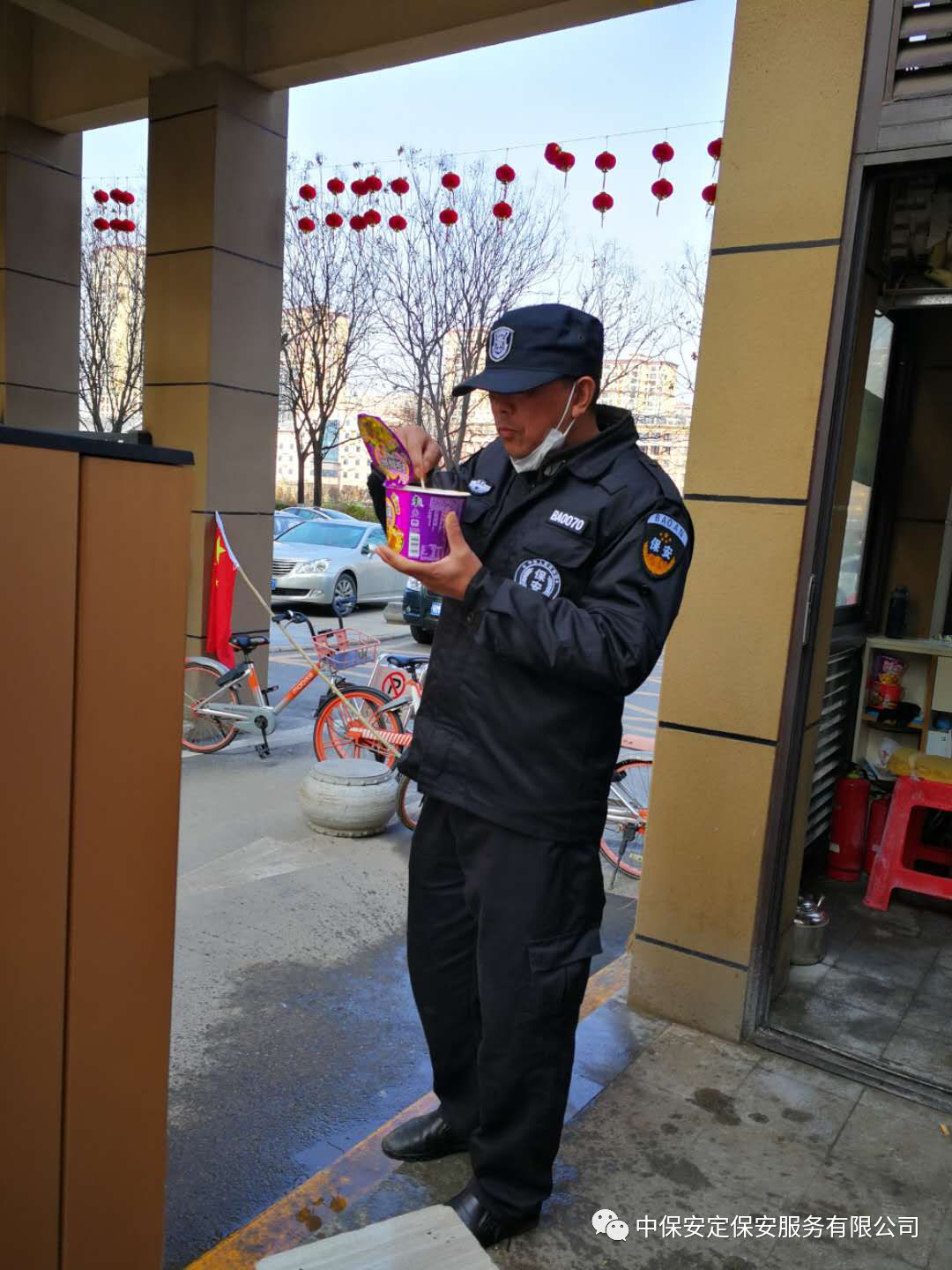 致敬中保安定战疫一线的保安员们
