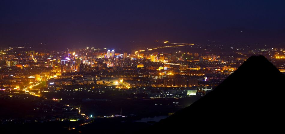 他会带你去北山观景台俯瞰金华夜景.