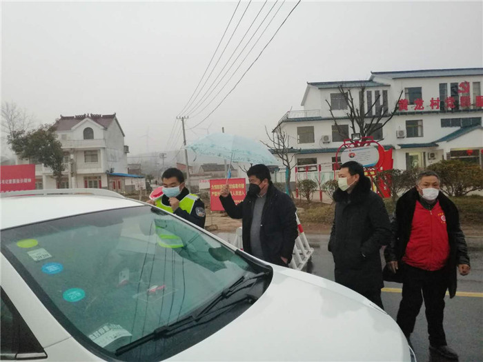 盱眙县河桥镇防控疫情 风雨无阻