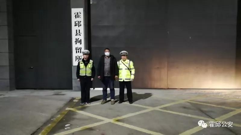 近日,在临淮岗乡临闸村,一男子骑乘摩托车欲途径疫情防控劝返点,不听