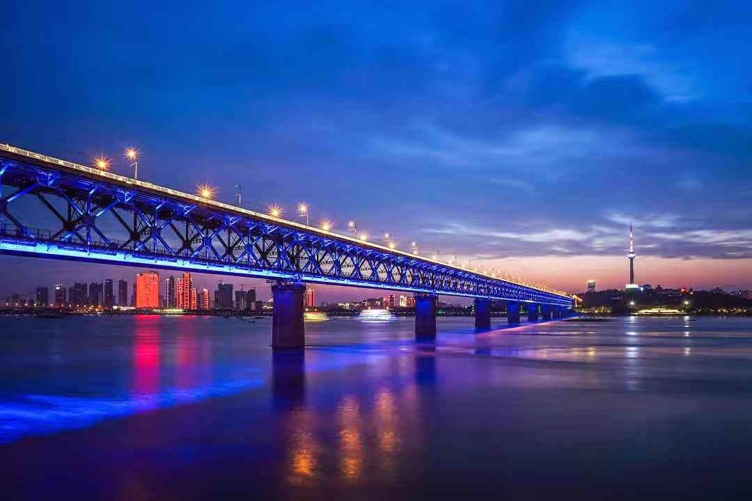 武汉长江大桥(来源:frozen影像)      启航,武汉