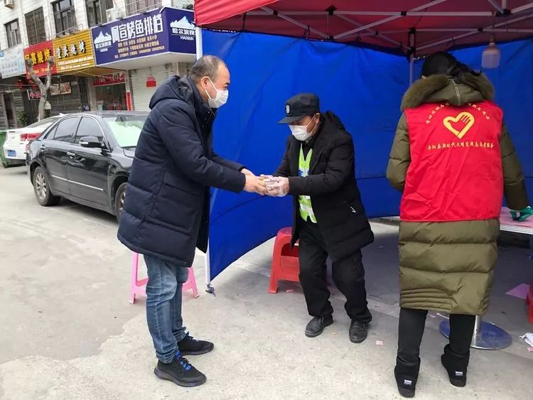 众志成城抗疫情城北社区书记陈向晖平凡的岗位不平凡的坚守