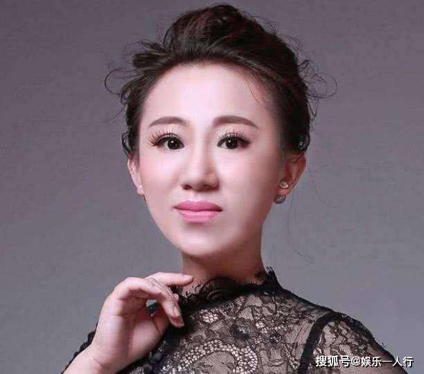22岁就被赵本山捧红，成名后开百万豪车，离婚后