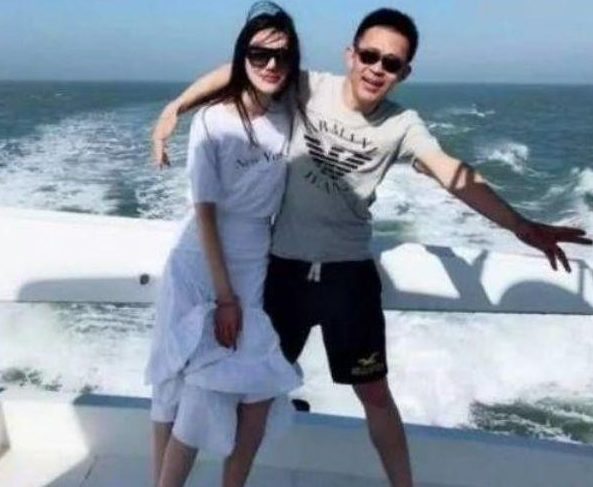 52岁侯勇近照,与二婚妻子离婚后对孩子不管不顾,今生活幸福