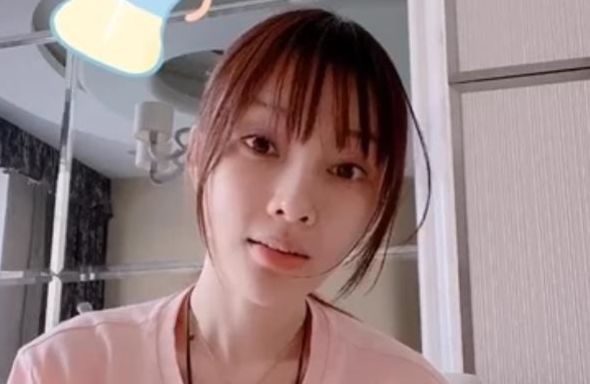 李小璐放飞自我，宅家自拍不洗脸，迟迟未捐款
