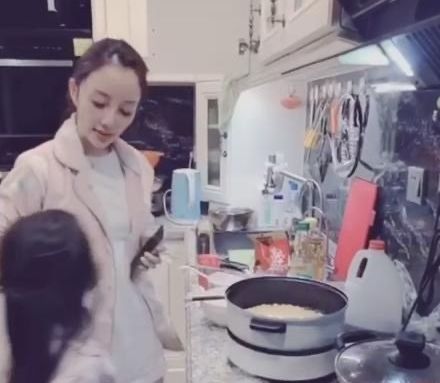 李小璐近照曝光，脸颊消瘦憔悴，和网友互动娇