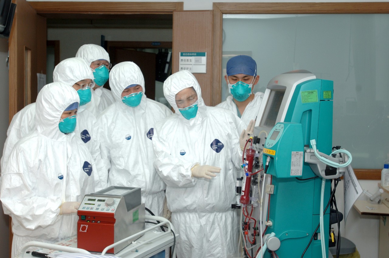 女子自服感冒药后症状消失，却无故牵连至11人，