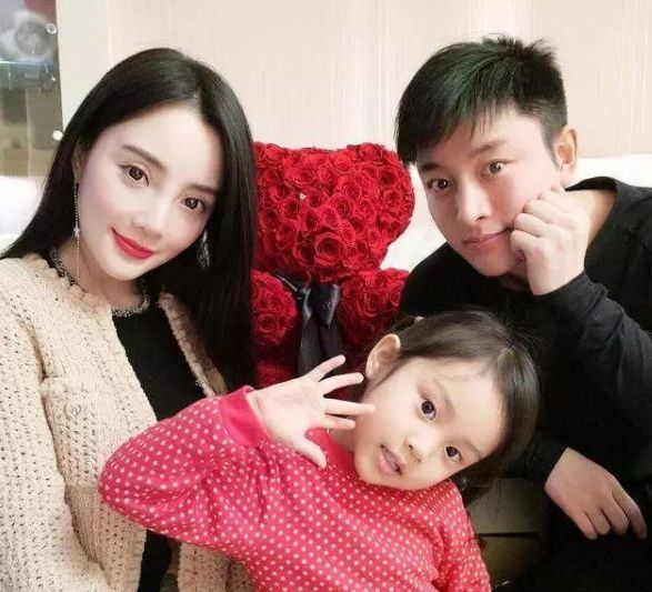 李小璐放飞自我，宅家自拍不洗脸，迟迟未捐款