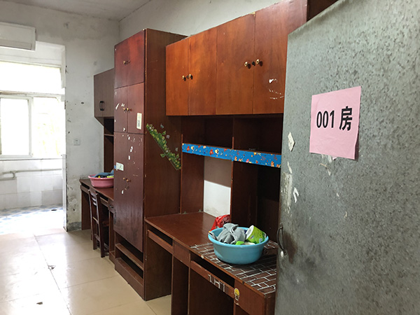 探访武汉高校隔离点：校方称学生物品做了分类，扔掉的是垃圾