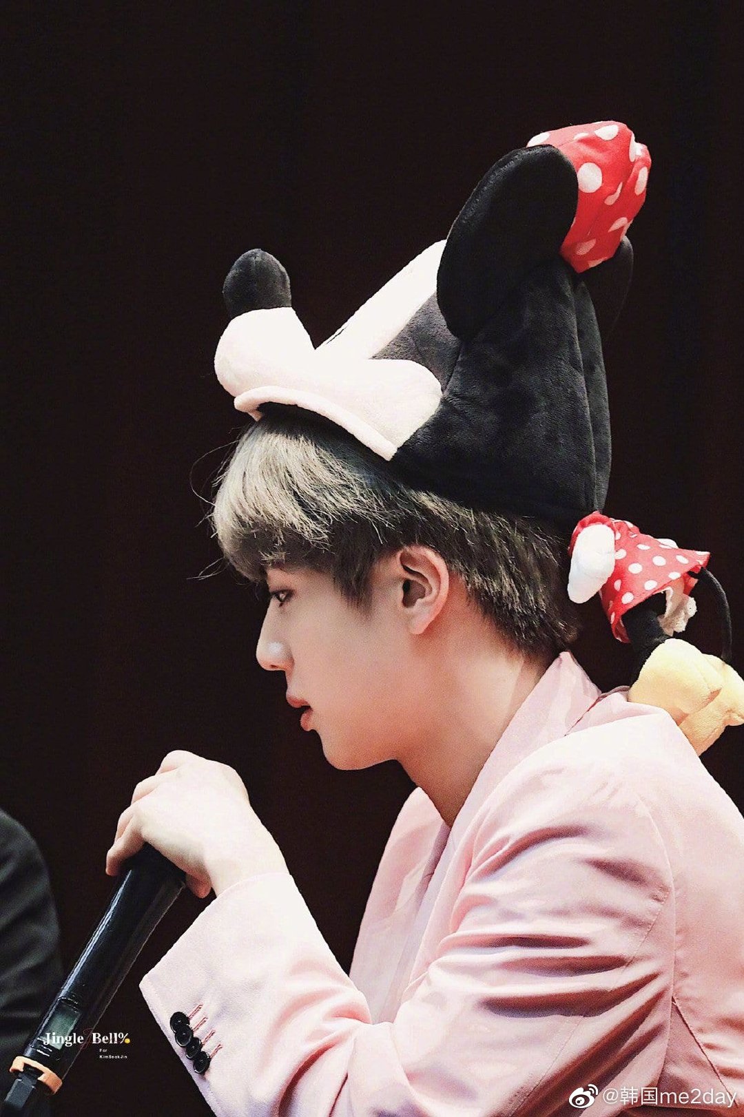 防弹少年团金硕珍花环的使用方法,像发带一样