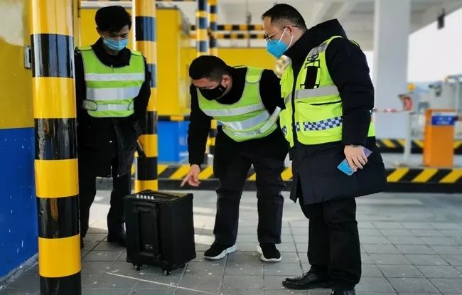 "当来势汹汹的疫情防控战役打响时,朱奕铮主动用行动书写最响亮的请战