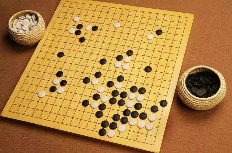 且专门设定制作了一款英雄 这足以说明了围棋举足轻重的地位 天元之弈