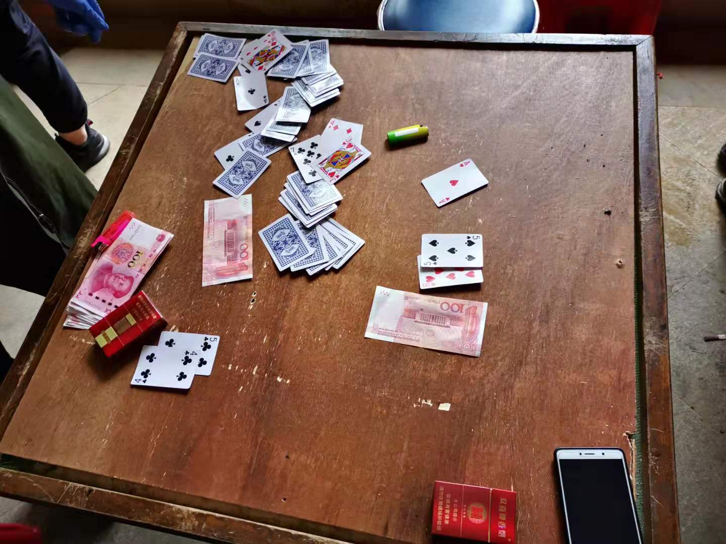 赌钱赌命疫情防控关键期仍聚众赌博141人被拘