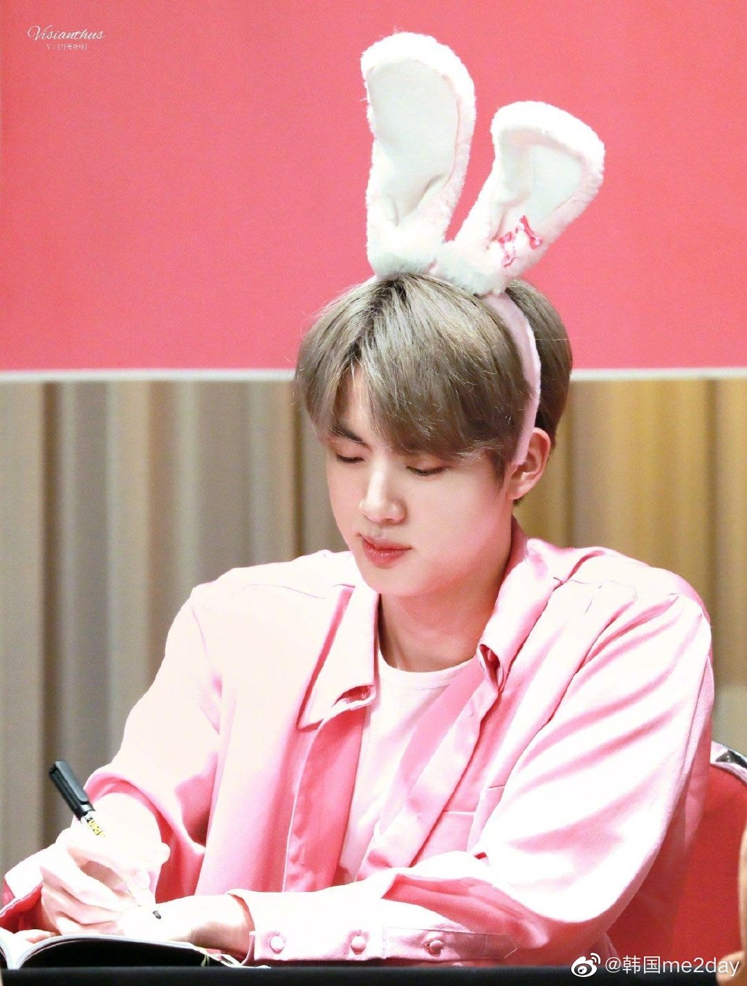 防弹少年团金硕珍花环的使用方法,像发带一样