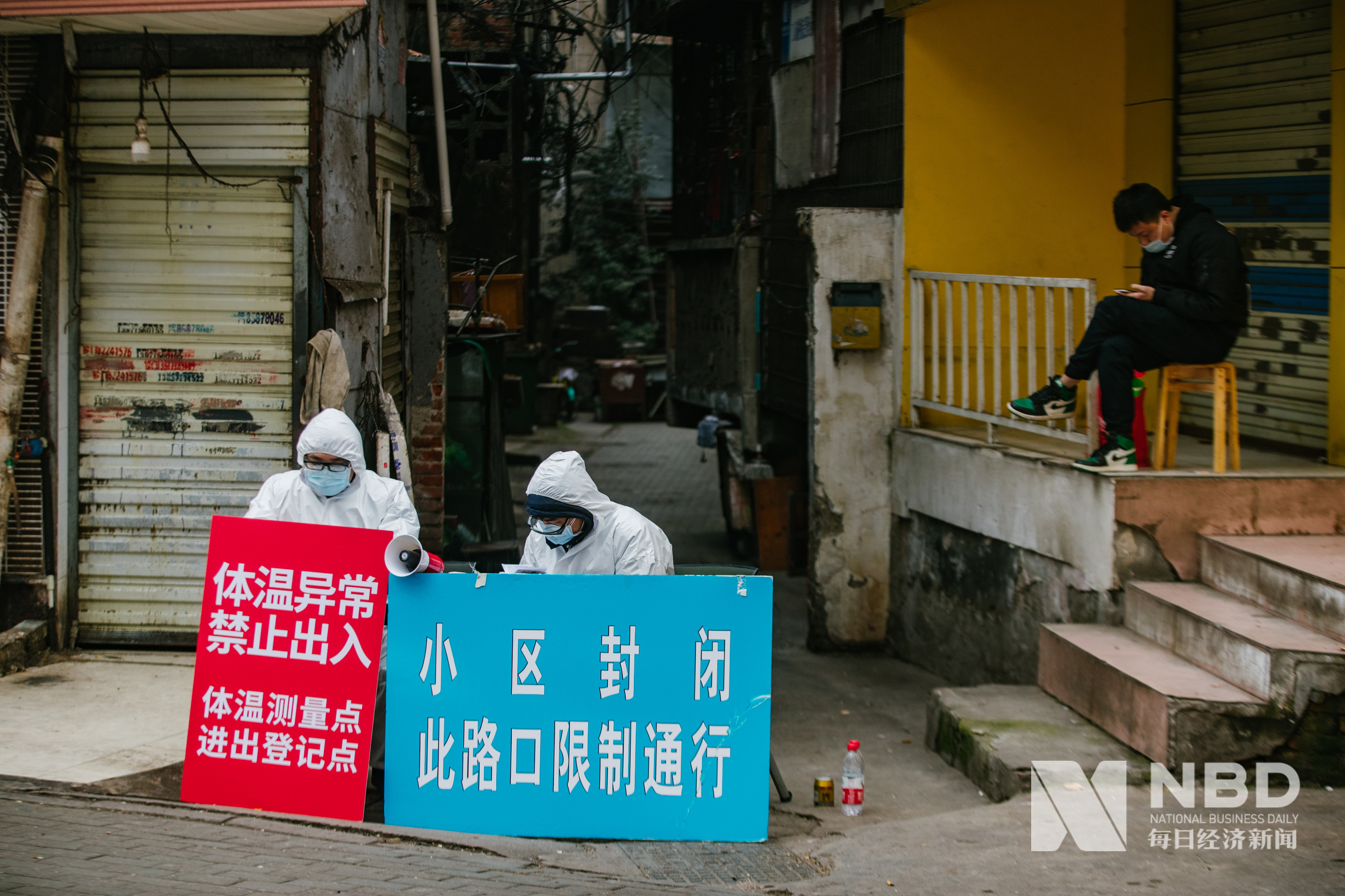 图集实拍武汉小区封闭管理现状居民外出需填卡登记